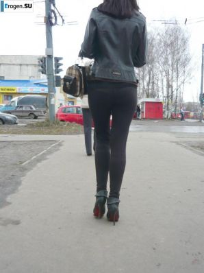 Девушки во всем самом обтягивающем. Эскиз 5