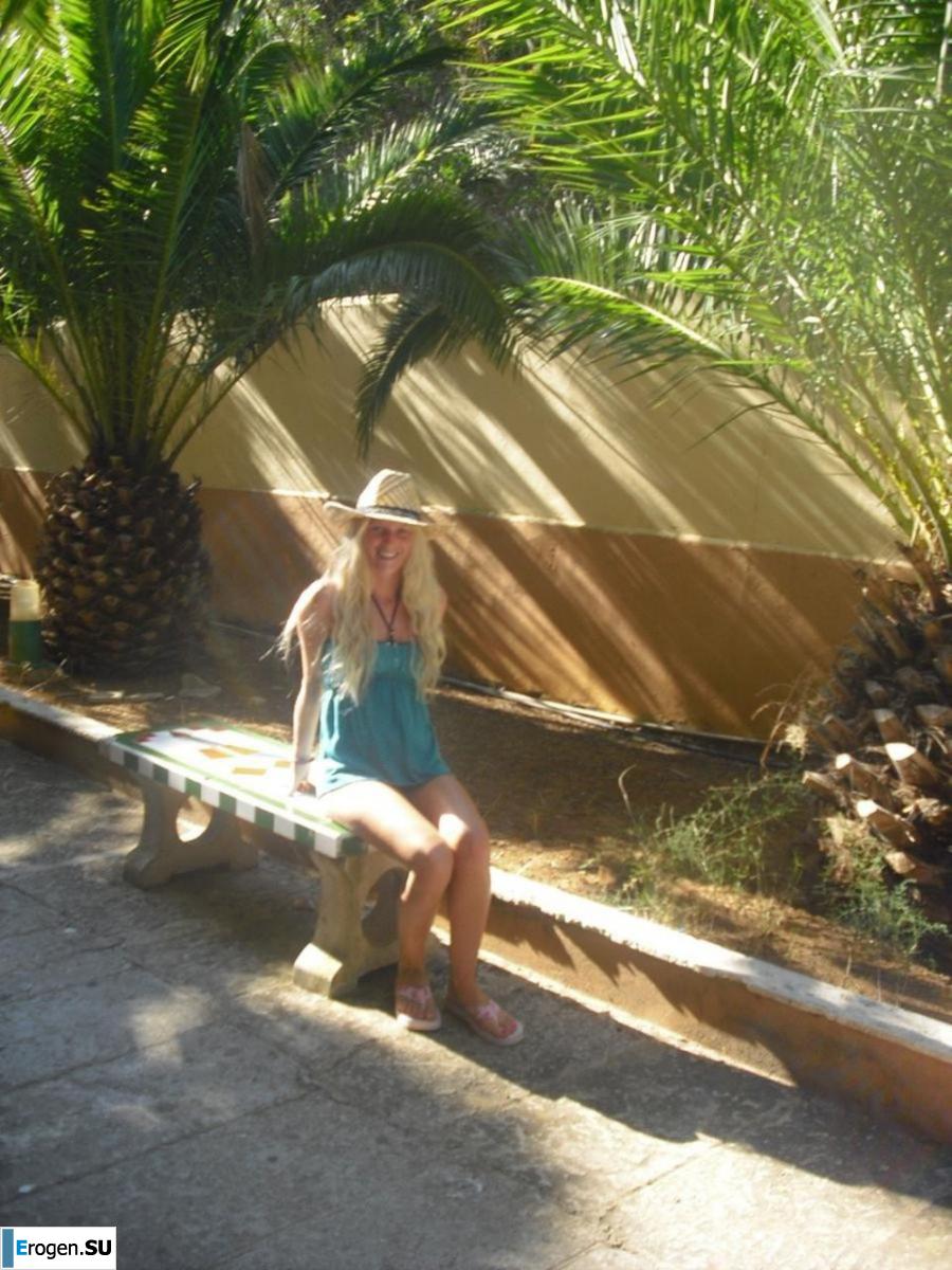 We]'re fooling around at the resort. Photo 26