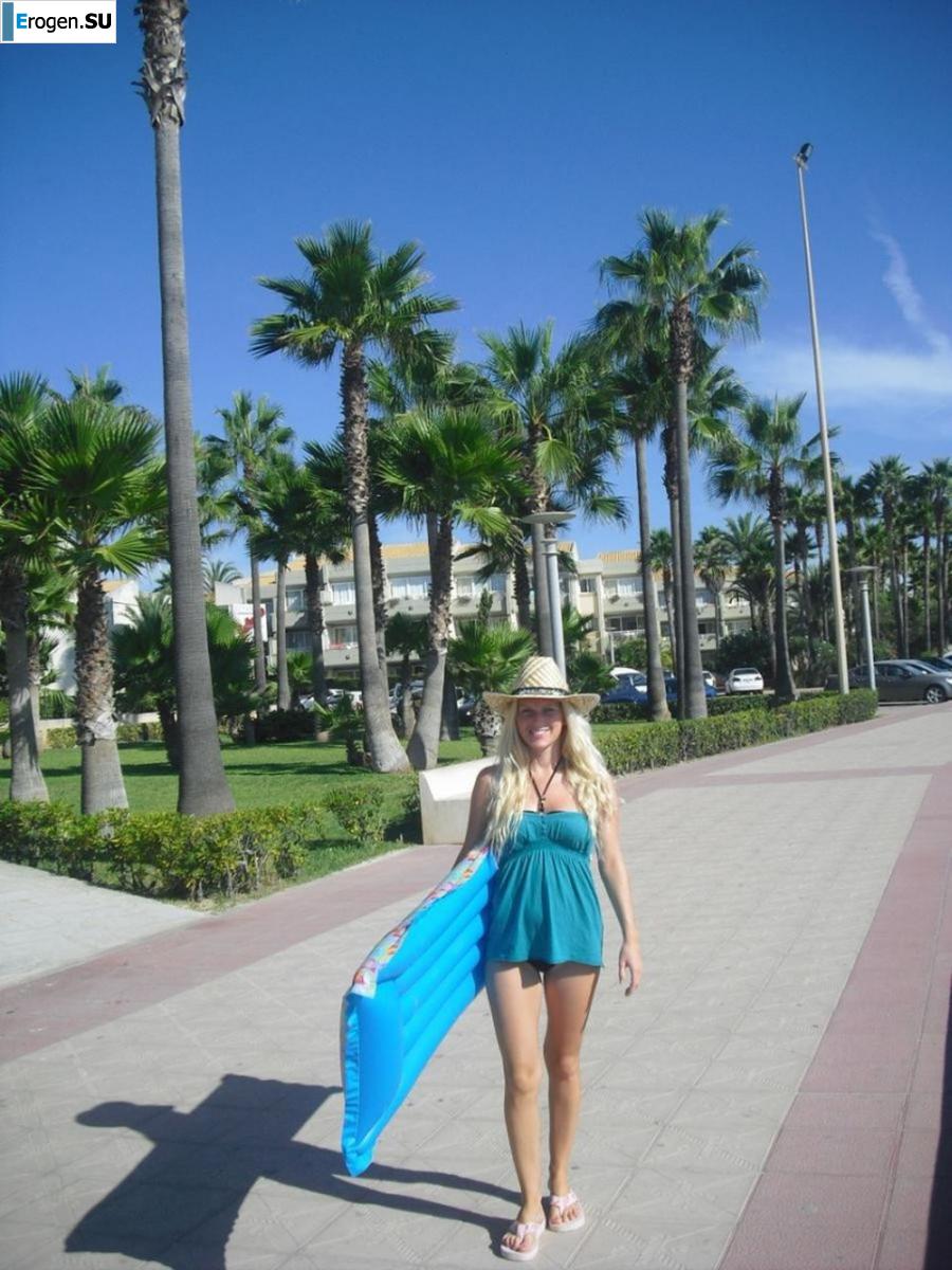 We]'re fooling around at the resort. Photo 29