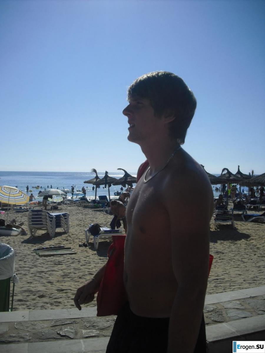 We]'re fooling around at the resort. Photo 30