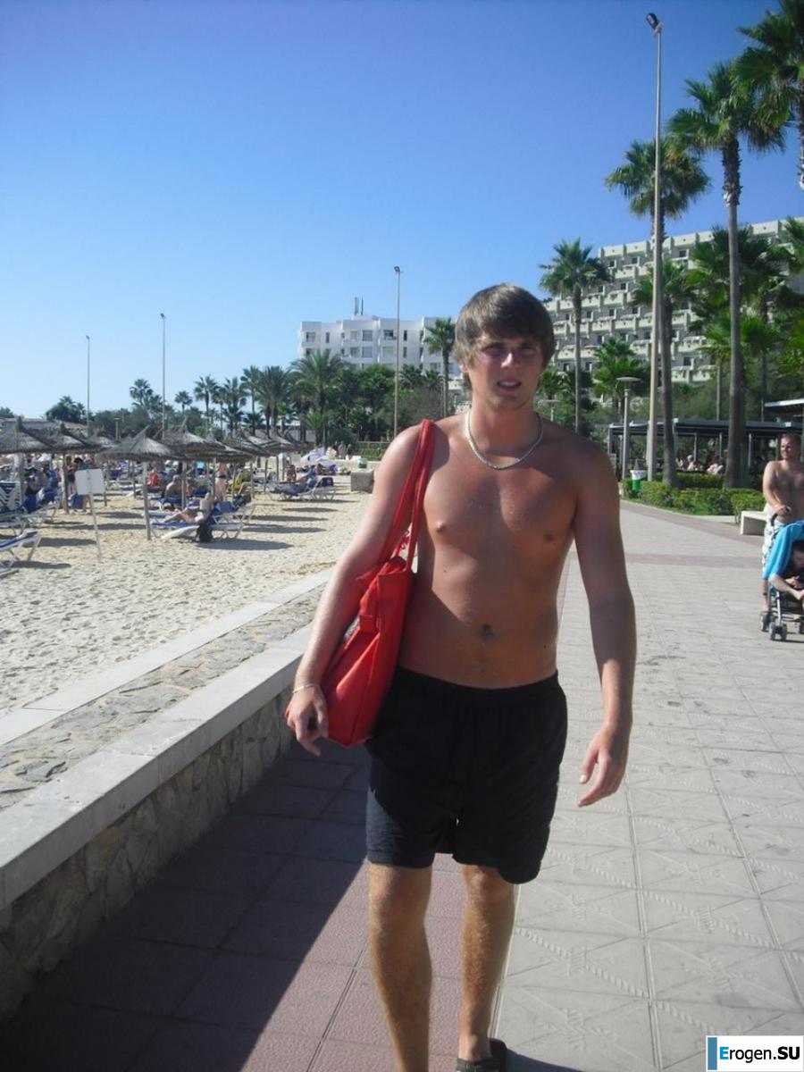 We]'re fooling around at the resort. Photo 31