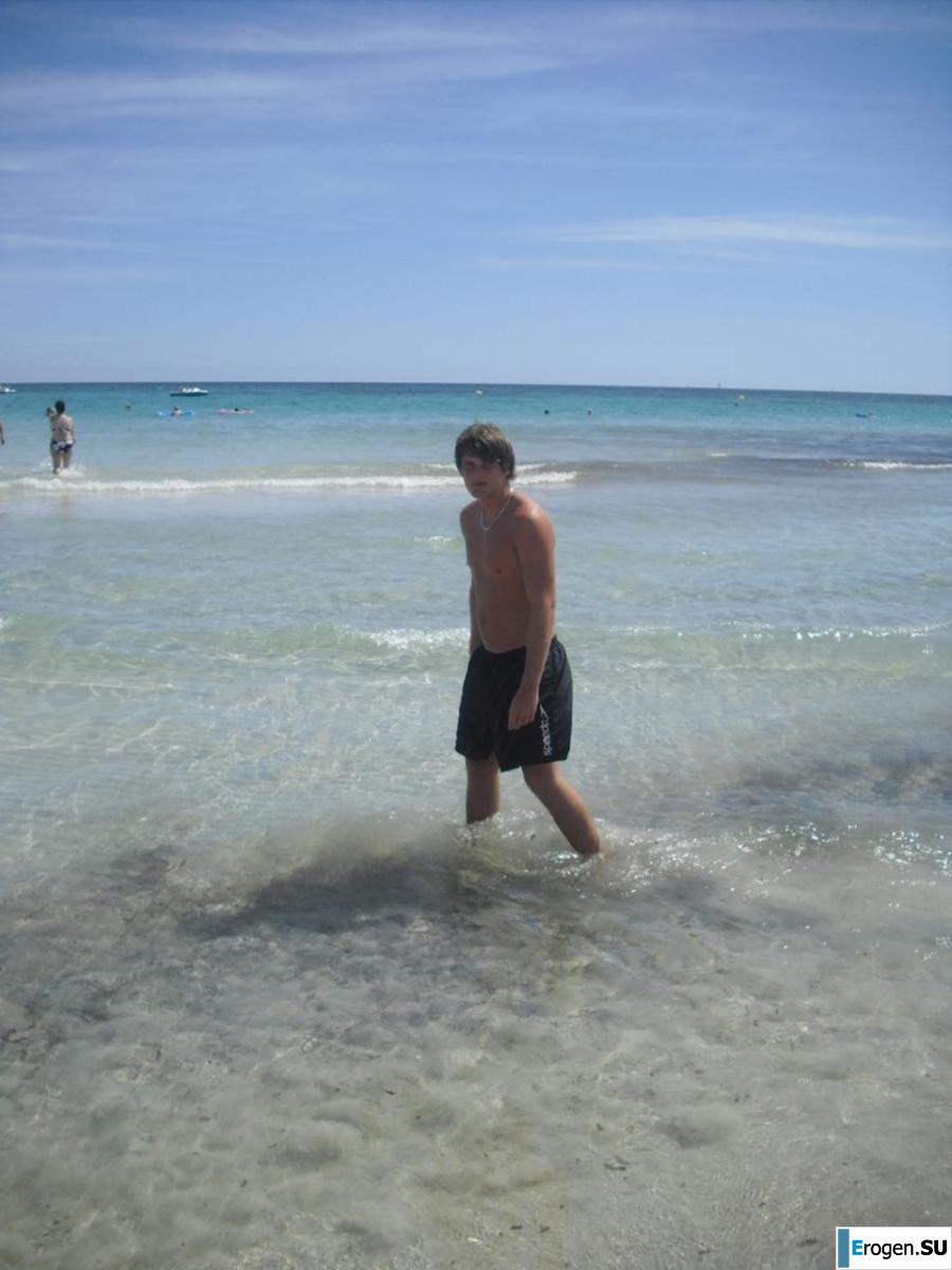 We]'re fooling around at the resort. Photo 38