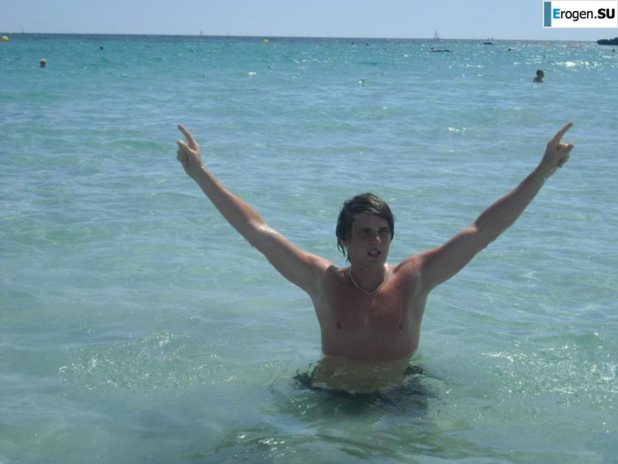 We]'re fooling around at the resort. Photo 39