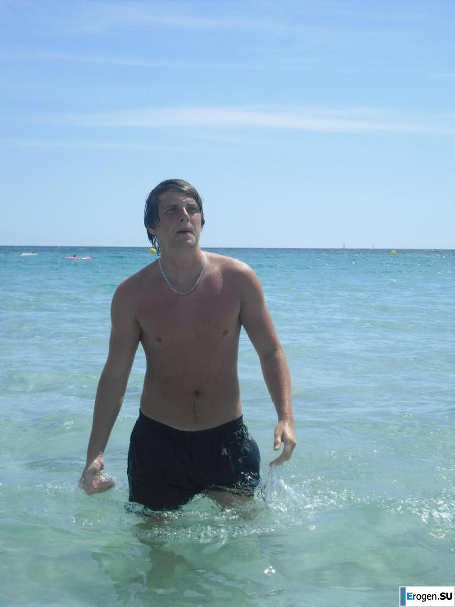 We]'re fooling around at the resort. Photo 41