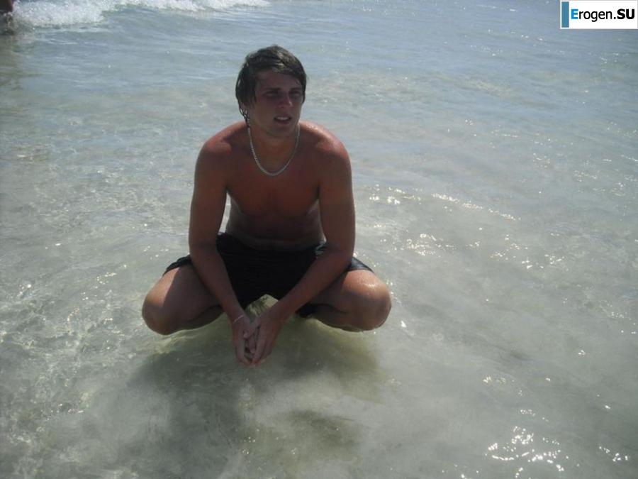 We]'re fooling around at the resort. Photo 47