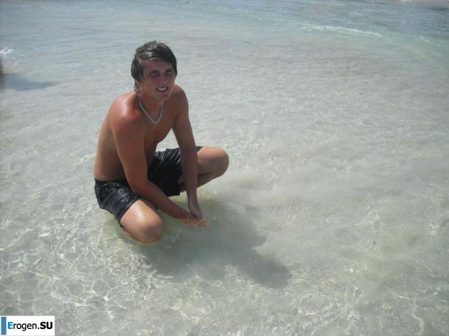 We]'re fooling around at the resort. Photo 48