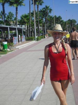 We]'re fooling around at the resort. Thumb 50