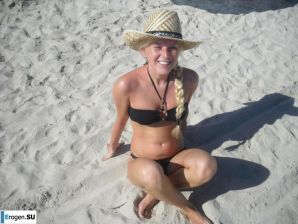 We]'re fooling around at the resort. Thumb 54