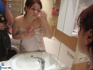 Bed and shower. Thumb 32