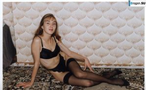 Блондиночка в разные годы. Эскиз 12