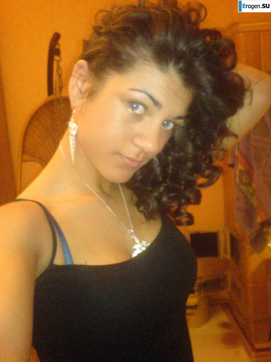 Hot brunette with pizza. Photo 16