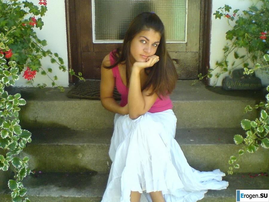 Hot brunette with pizza. Photo 17