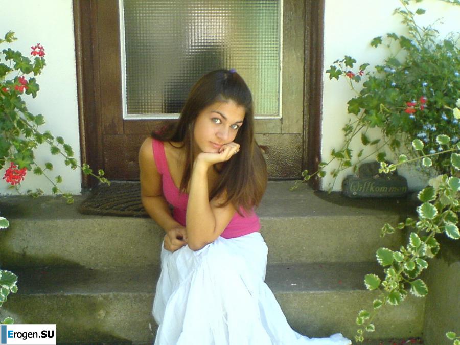 Hot brunette with pizza. Photo 22