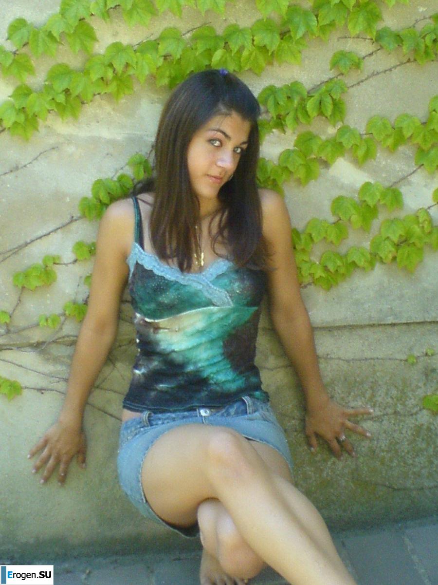 Hot brunette with pizza. Photo 29