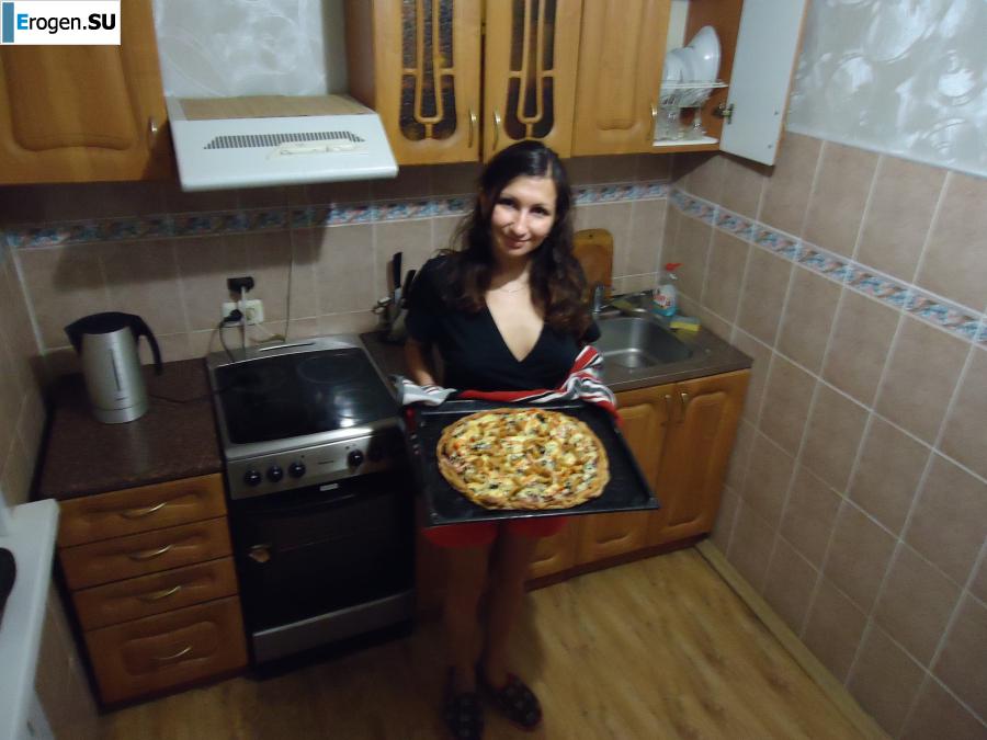 Hot brunette with pizza. Photo 3
