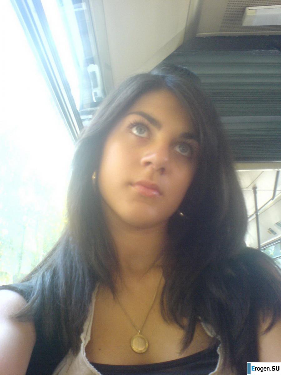 Hot brunette with pizza. Photo 30