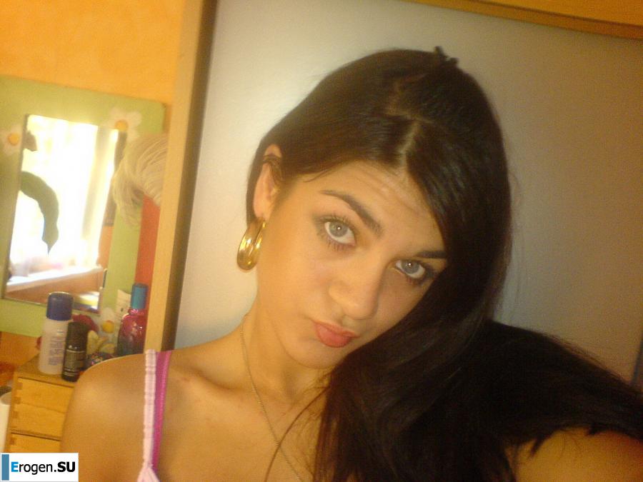 Hot brunette with pizza. Photo 32