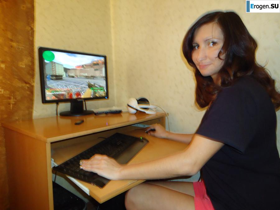 Hot brunette with pizza. Photo 4