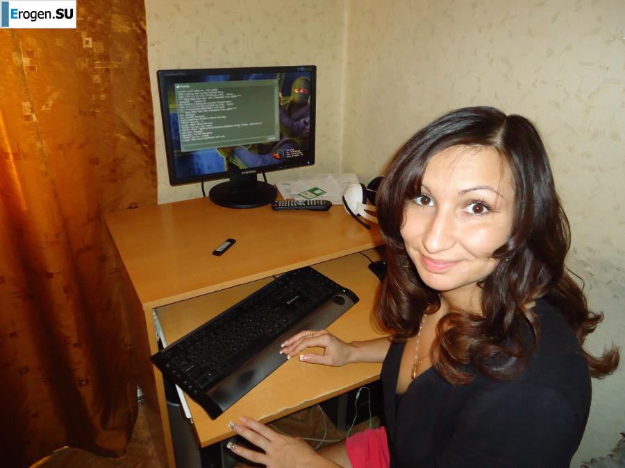 Hot brunette with pizza. Photo 7