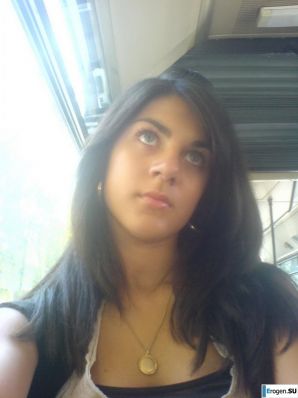 Hot brunette with pizza. Thumb 30