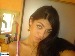 Hot brunette with pizza. Thumb 32