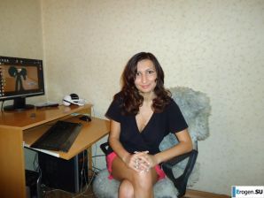 Hot brunette with pizza. Thumb 5