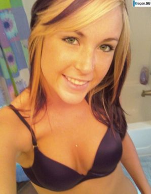 naked brunette. Thumb 38