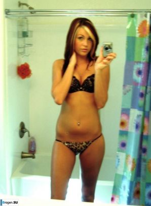 naked brunette. Thumb 48