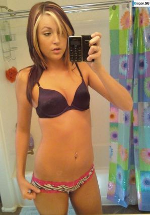 naked brunette. Thumb 55