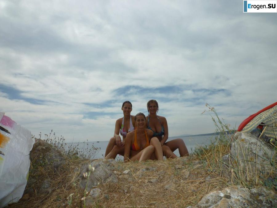 naked girls on the beach. Photo 32