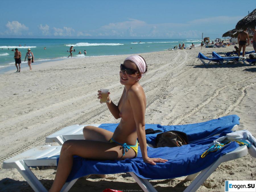 отдыхает голая на пляже. Фото 1