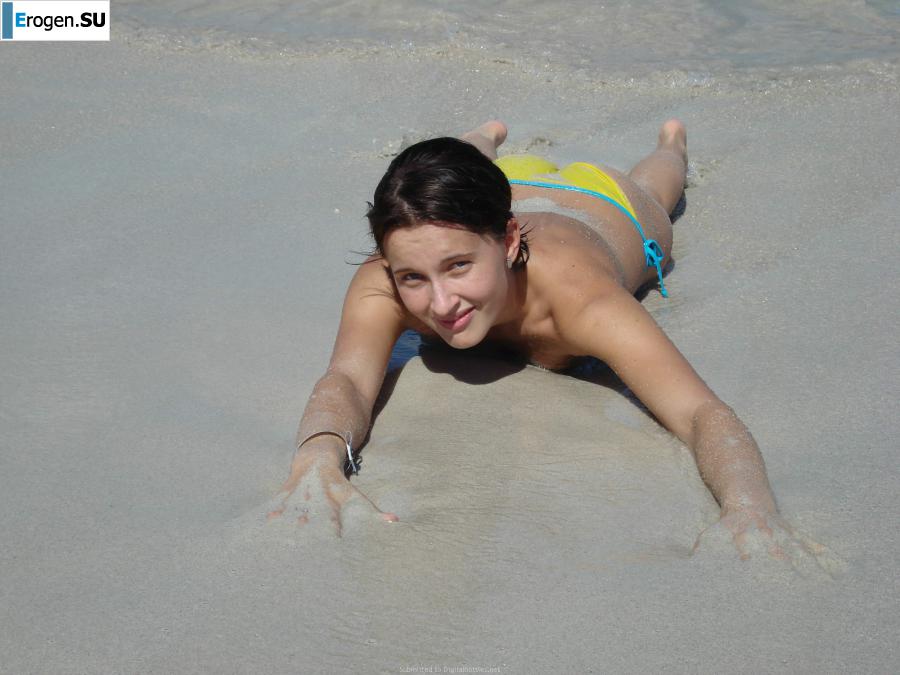 отдыхает голая на пляже. Фото 10