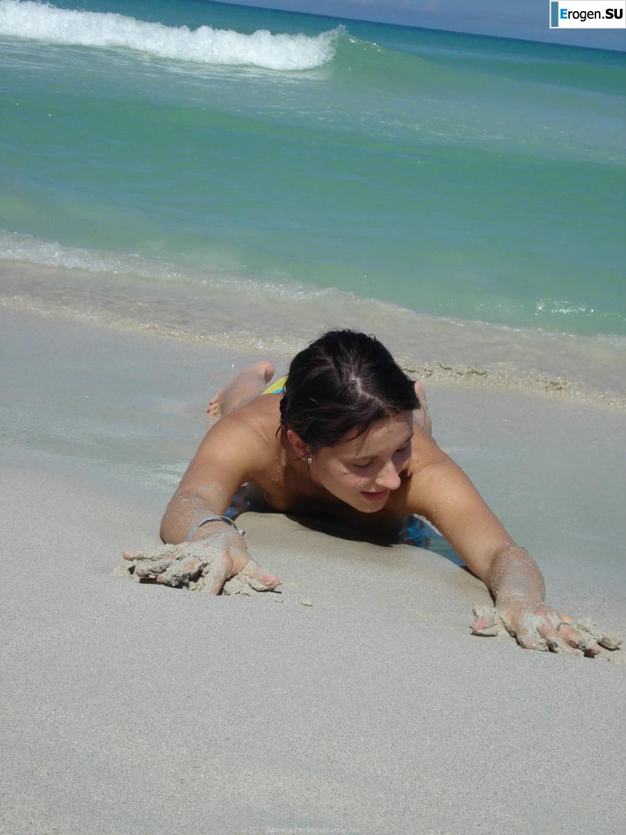 отдыхает голая на пляже. Фото 11