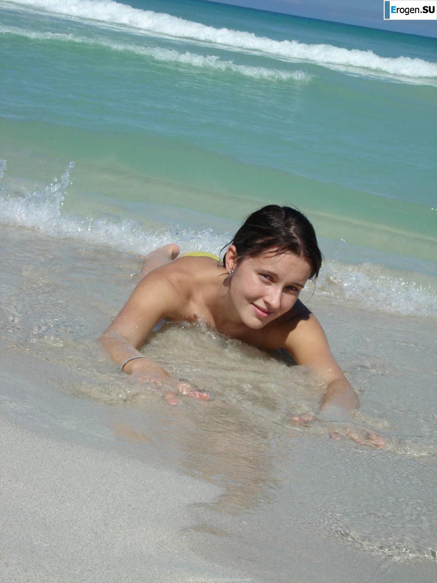 отдыхает голая на пляже. Фото 12