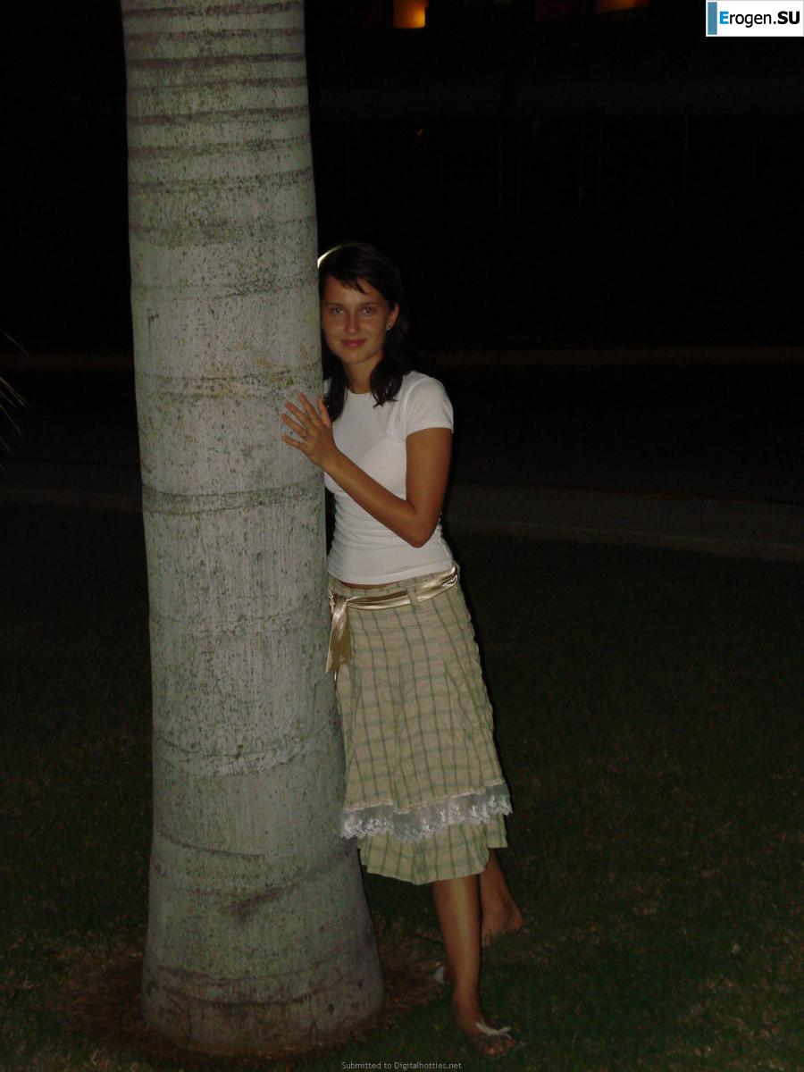 отдыхает голая на пляже. Фото 16