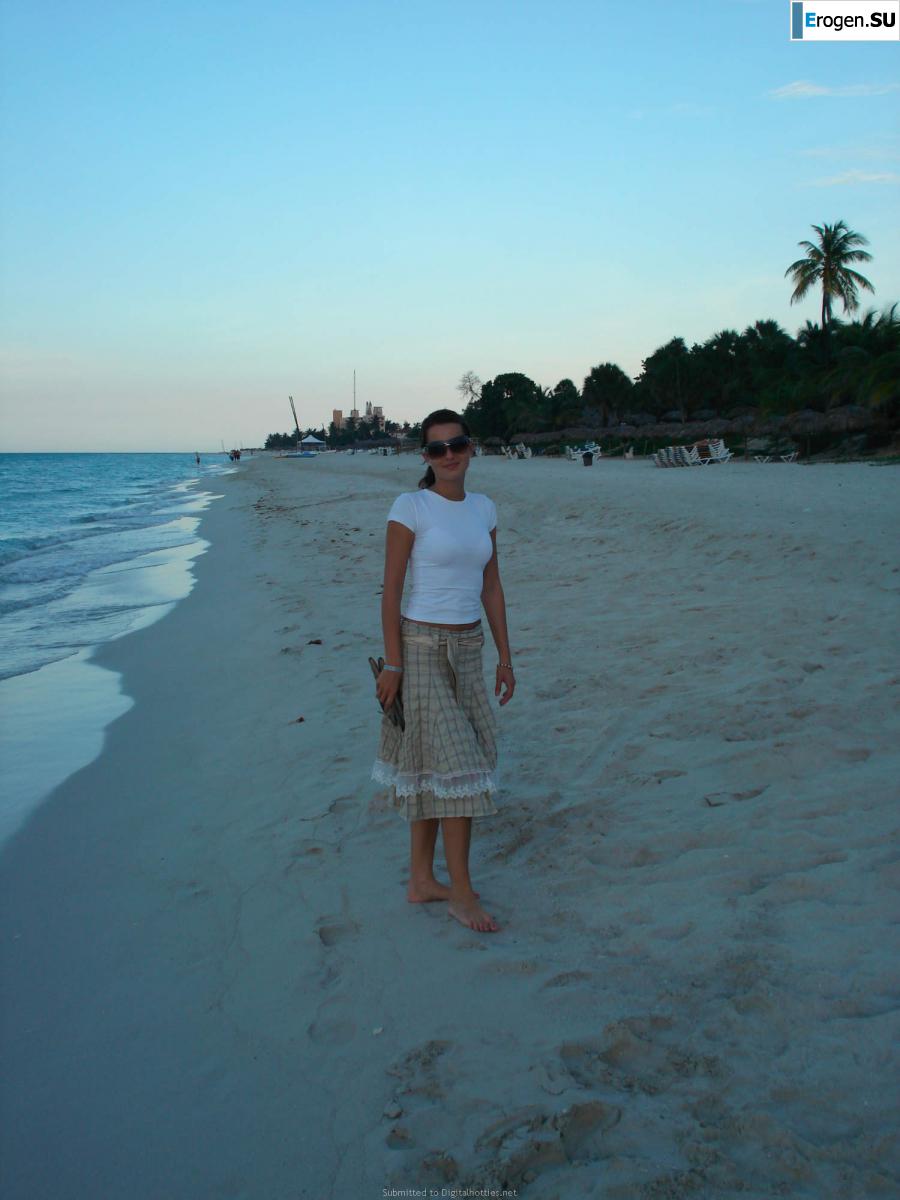 отдыхает голая на пляже. Фото 19
