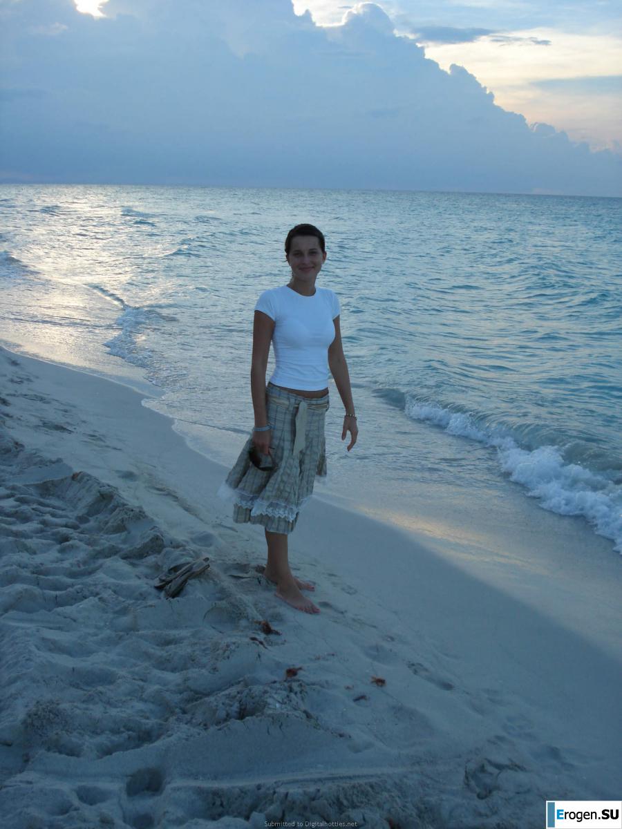 отдыхает голая на пляже. Фото 21