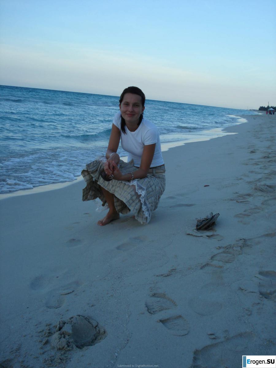 отдыхает голая на пляже. Фото 22