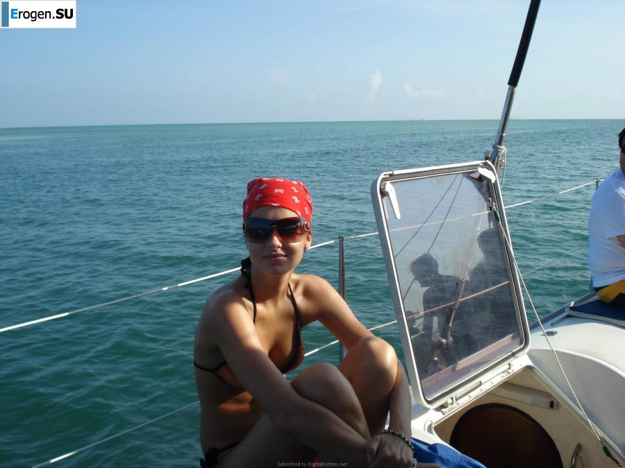 отдыхает голая на пляже. Фото 24