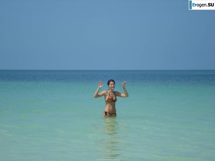 отдыхает голая на пляже. Фото 30