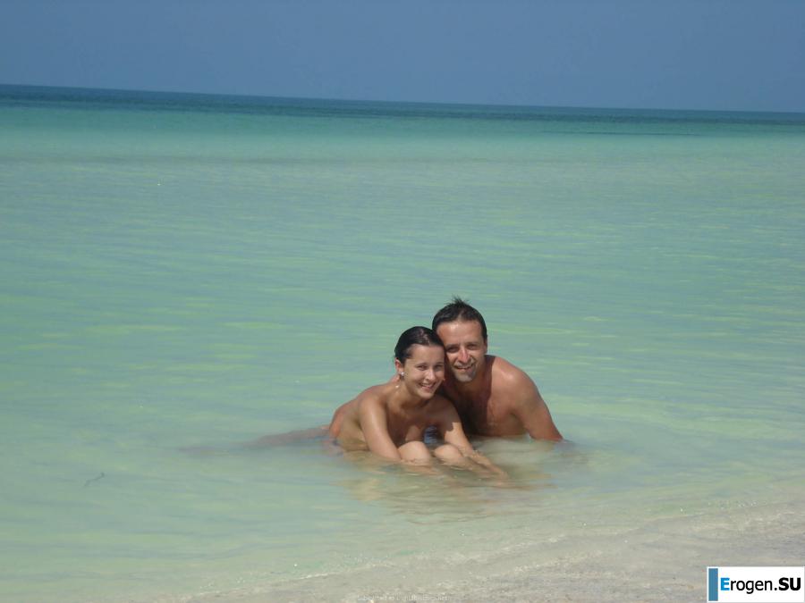 отдыхает голая на пляже. Фото 33