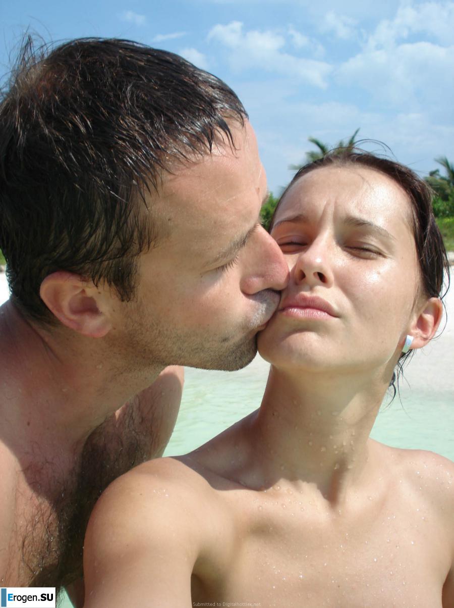 отдыхает голая на пляже. Фото 35