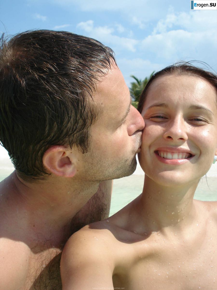 отдыхает голая на пляже. Фото 37