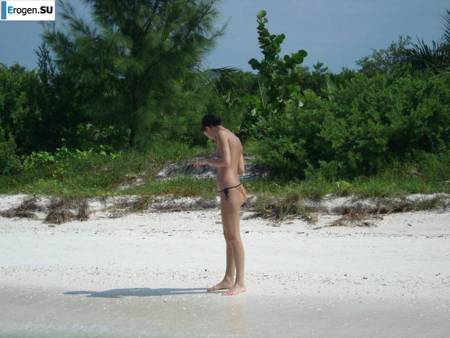 отдыхает голая на пляже. Фото 38