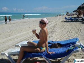 отдыхает голая на пляже. Эскиз 1