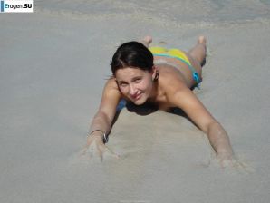 отдыхает голая на пляже. Эскиз 10