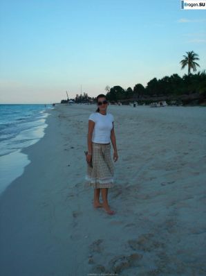 отдыхает голая на пляже. Эскиз 19