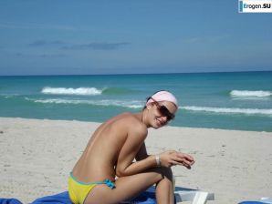 отдыхает голая на пляже. Эскиз 2