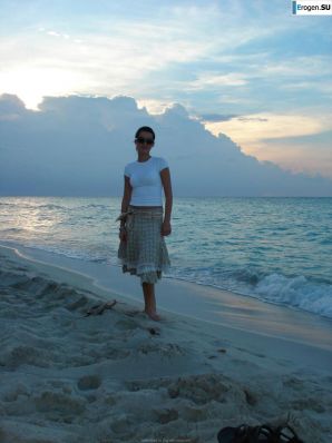 отдыхает голая на пляже. Эскиз 20