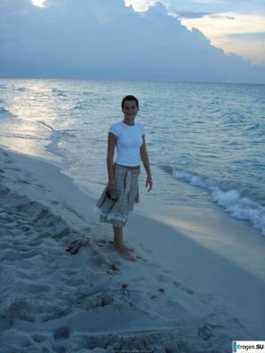 отдыхает голая на пляже. Эскиз 21